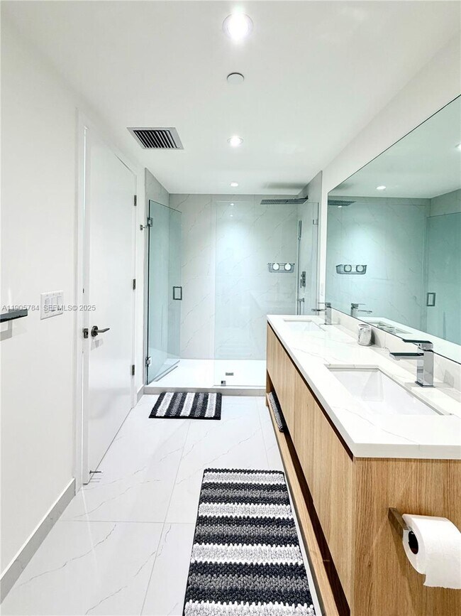 Building Photo - 9901 E Bay Harbor Dr