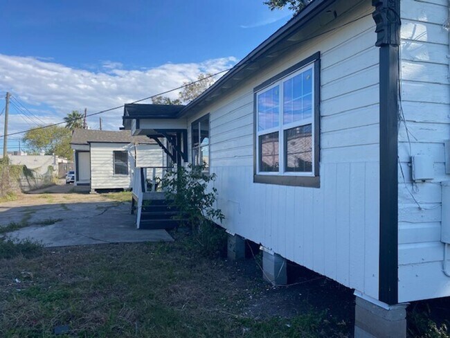 Building Photo - BEAUTIFUL REMODELED 3 BEDROOM LEASE HOME CLOSE TO DOWNTOWN HOUSTON