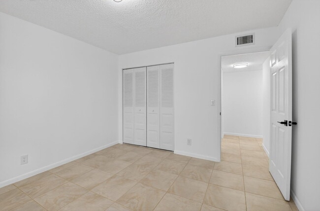 Building Photo - 10 Willowbrook Ln