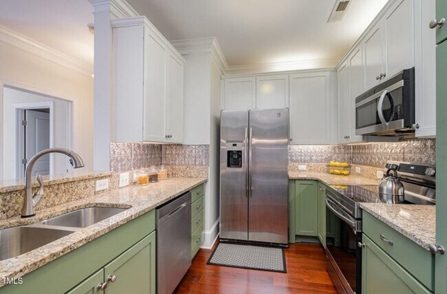 Building Photo - Prime Davis Park Location! Move-In Ready 2...