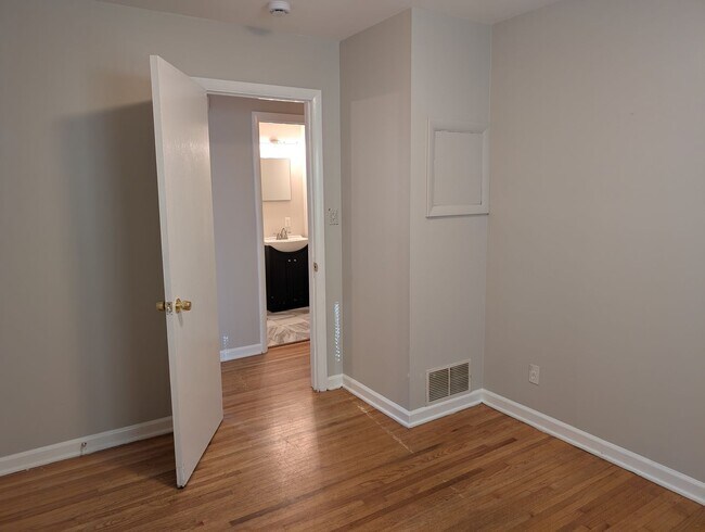 Building Photo - Cozy Ranch Style home located in the Matthews Park community.