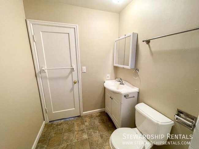 Building Photo - 2009 NW Tyler Ave