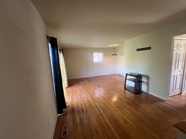 Building Photo - 3750 Buena Vista St