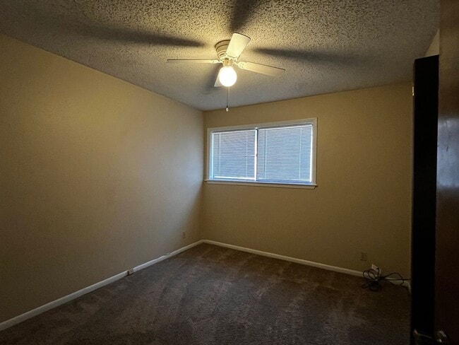 Building Photo - 211 Taos Dr