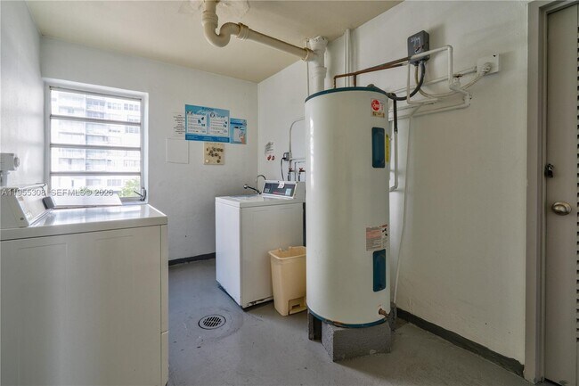 Building Photo - 2861 Leonard Dr