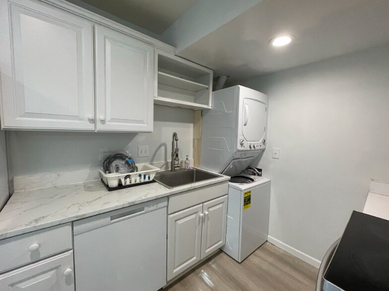 Building Photo - 4199 University Dr