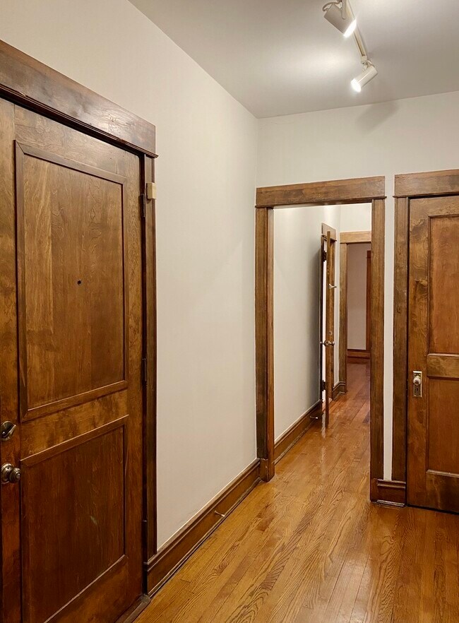 Building Photo - 909 W Gordon Terrace