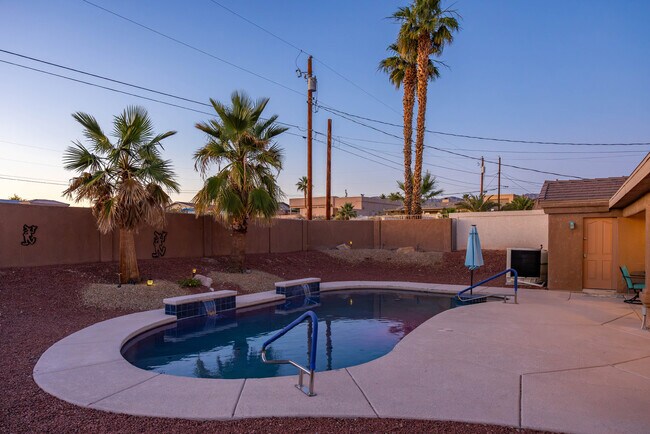 Building Photo - 3161 Newport Dr