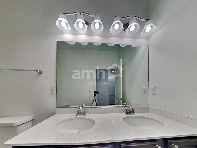 Building Photo - 1020 Island Pond Dr