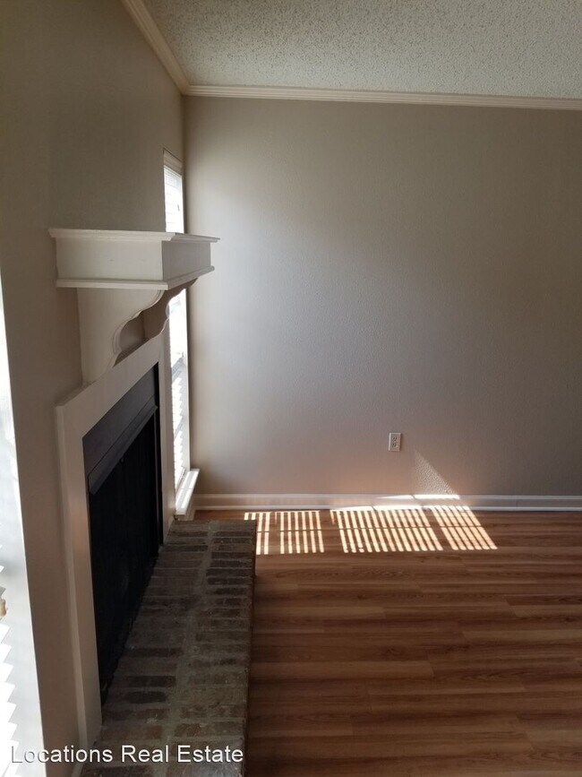 Building Photo - 2 br, 1.5 bath House - 413-B Longwood Court