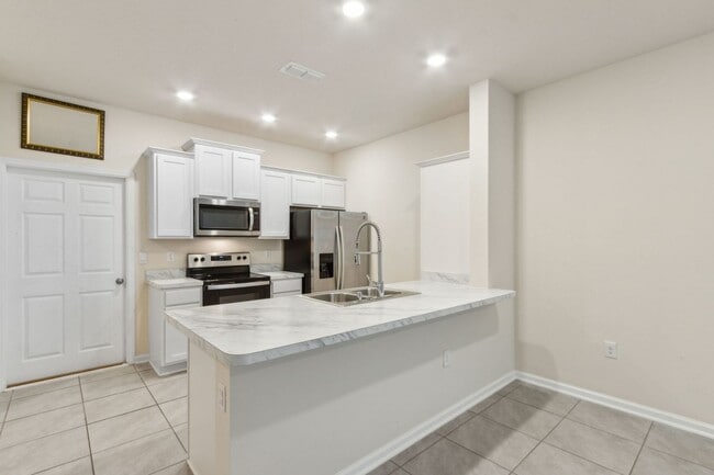 Building Photo - Nearly New 2BR/2.5BA Townhome – Great Loca...
