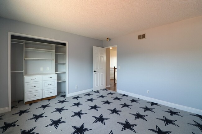 Building Photo - 565 Clubhouse Dr