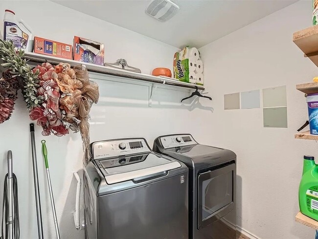 Building Photo - 3 bed 2 bath house with a fenced in backyard