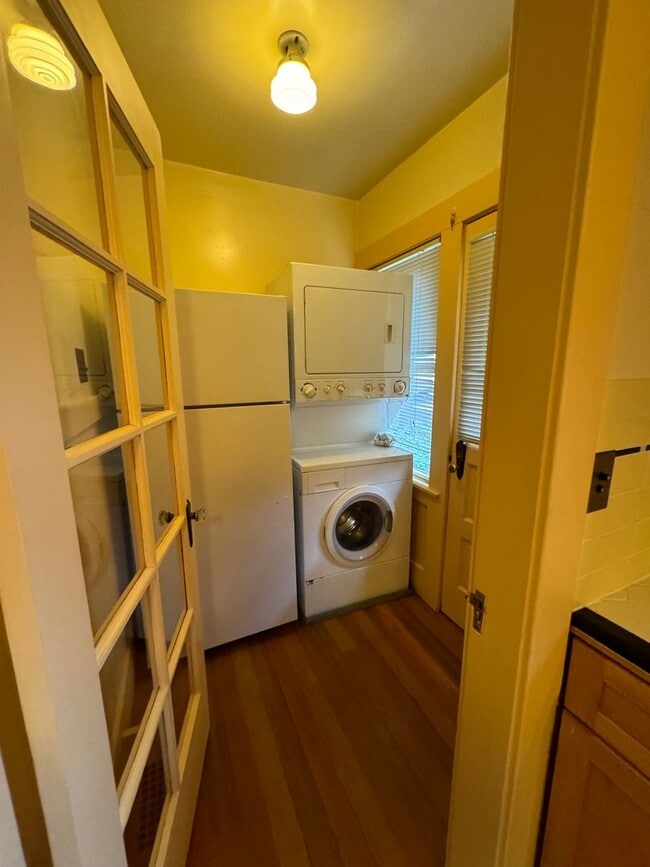 Building Photo - Vintage Arts & Crafts style, fully-remodeled, 2-bedroom, 1 bath house within walking distance to ...