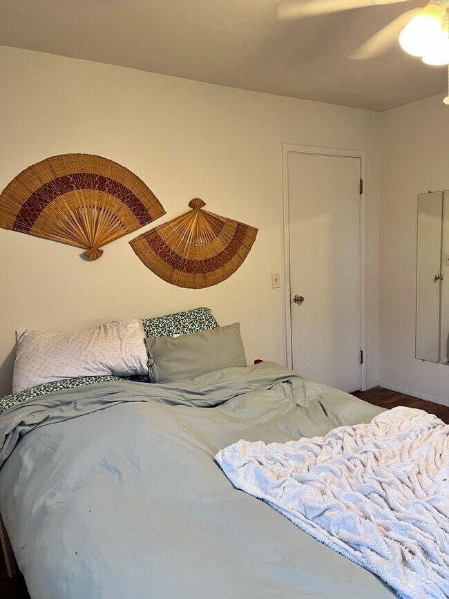 Building Photo - 2 BR IN HYDE PARK WITH OFF STREET PARKING