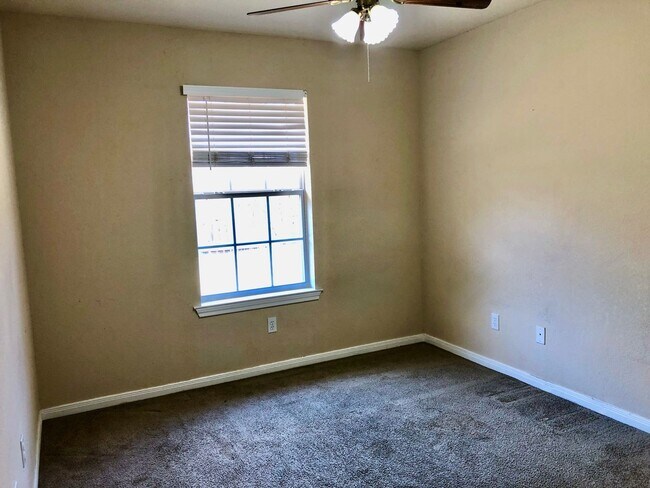 Building Photo - 3bd/2ba Attached Home