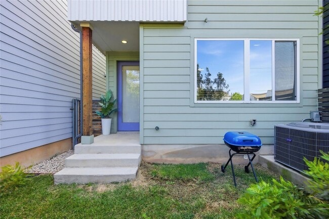 Building Photo - 814 N Bluff Dr
