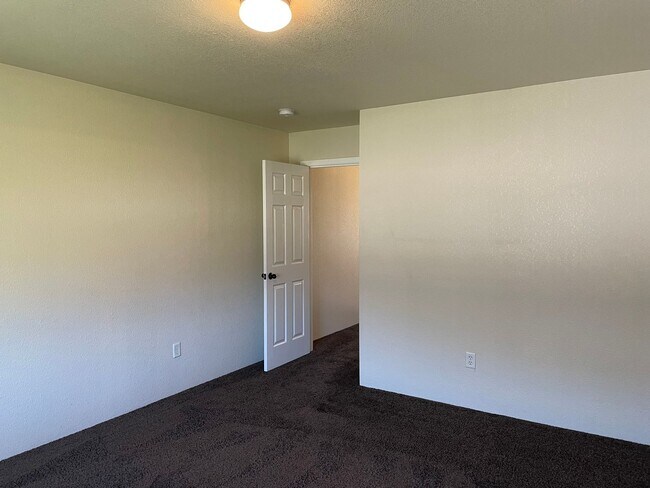 Building Photo - Very Nice 3 Bedroom 2.5 Bathroom Townhome ...