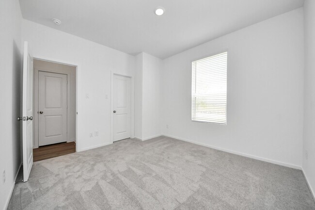 Building Photo - 2922 Mariner Island Dr
