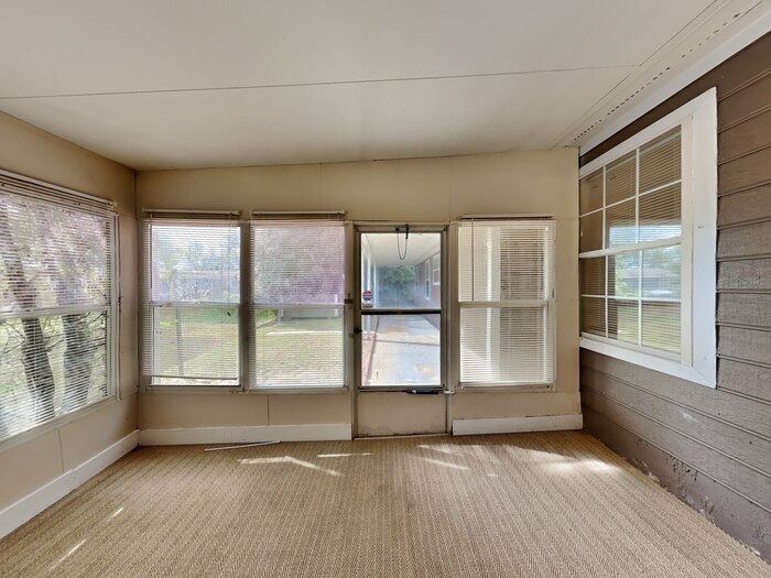 Building Photo - 1410 Stoneleigh Way