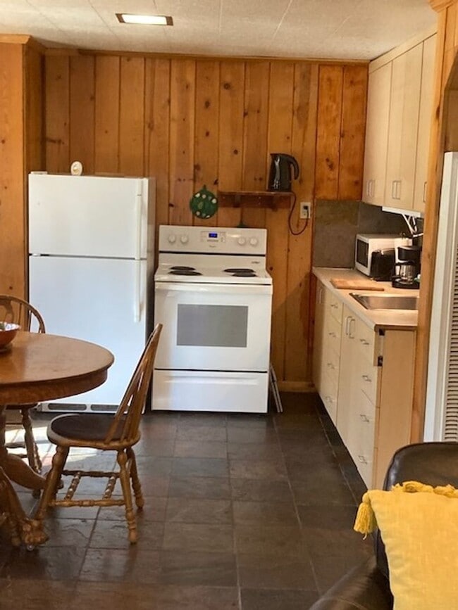 Building Photo - *Small Cozy Furnished Cabin*