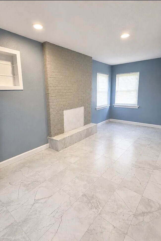 Building Photo - HALF OFF SECURITY DEPOSIT! Fully Renovated 4BR Home with Huge Yard & Off-Street Parking – Section...