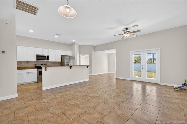 Building Photo - 1855 17th Ave SW