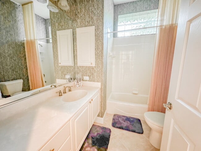 Building Photo - "Luxurious 3-Bedroom Bradenton Retreat with Granite Elegance & Guest Suite -