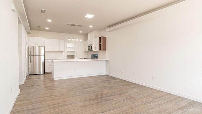 Building Photo - 15 E Yuma Ave