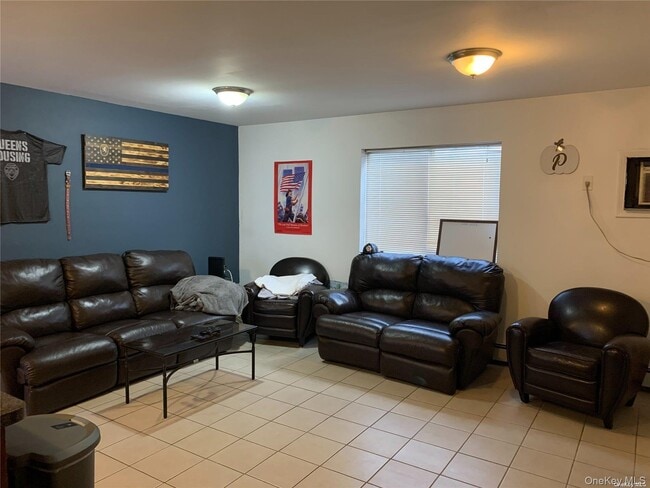 Building Photo - 715 E Walnut St