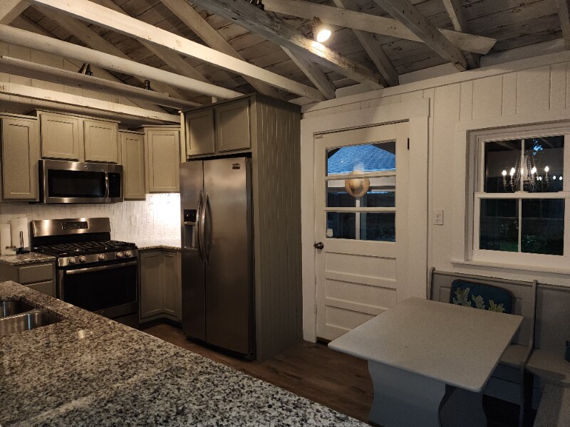 Building Photo - 6523 Village Point Dr