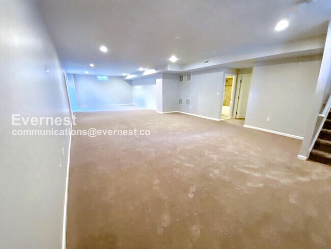 Building Photo - 5 Bed, 4.5 Bath Home with Fenced Yard & Garage / Coming Soon!