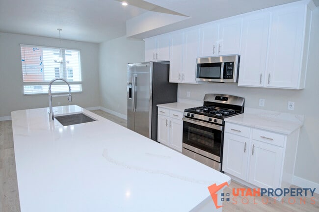 Building Photo - 995 W 360 S