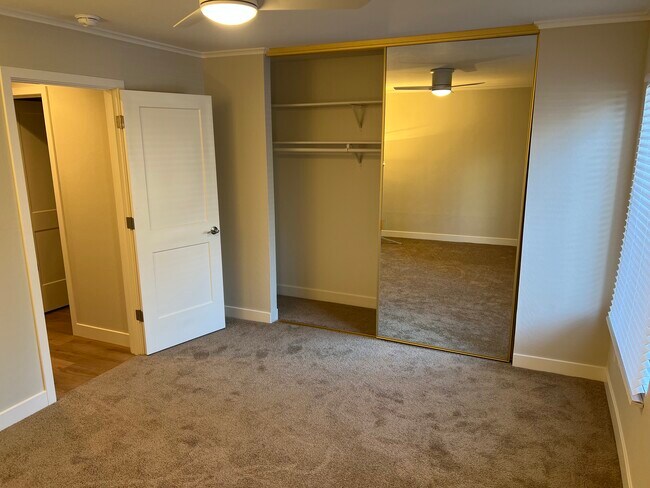 Building Photo - 2742 Oak Rd