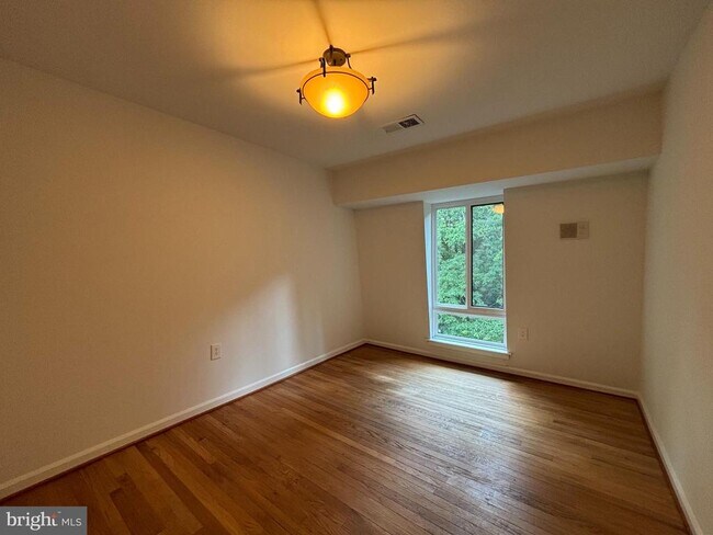 Building Photo - 8022 Inverness Ridge Rd