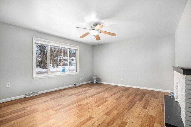 Building Photo - $1450- 3-Bed/1.5-Bath Town House Duplex, Basement, Garage, 1300 sq. ft. Attractive remodeled mode...