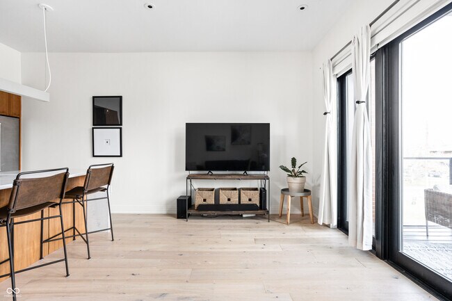 Building Photo - 877 N East St