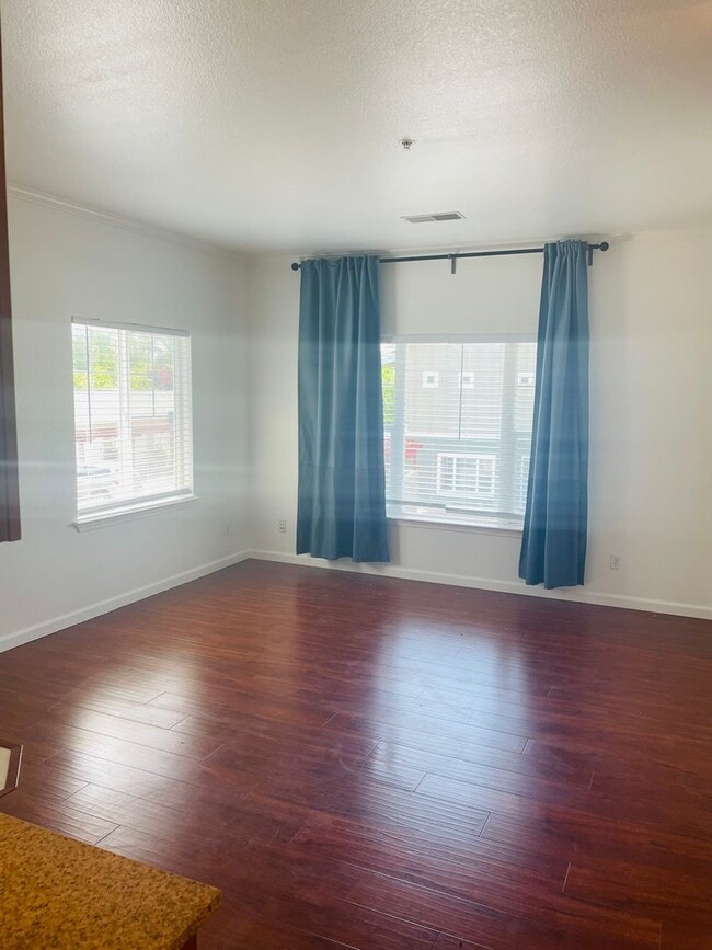 Building Photo - Beautiful North Davis 2bed/2 bath Upstairs...