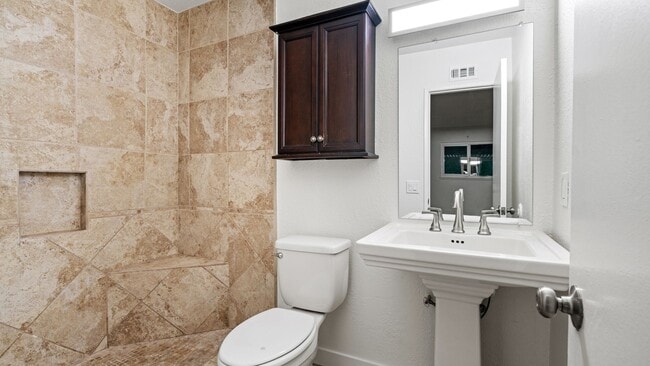 Building Photo - Spacious 3-Bedroom End Unit with Golf Cour...