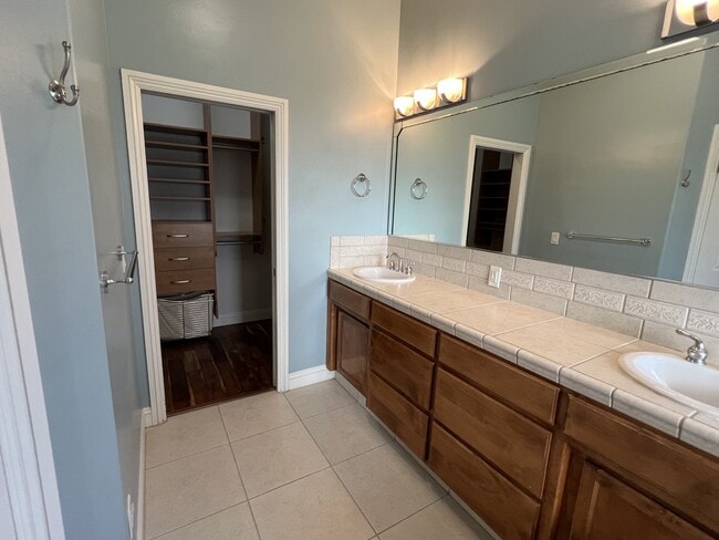 Building Photo - 12309 Thornwood Dr