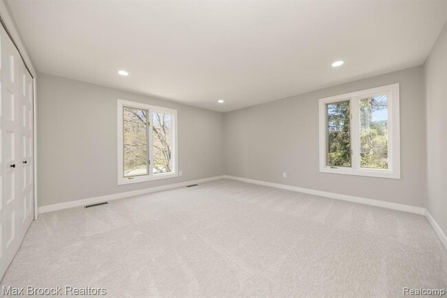 Building Photo - 5240 Clarendon Crest St