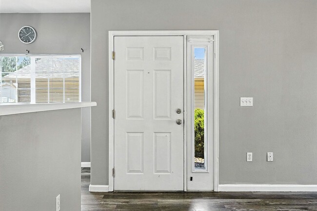Building Photo - Immaculate Updated 2-Bedroom, 2-Bath Groun...