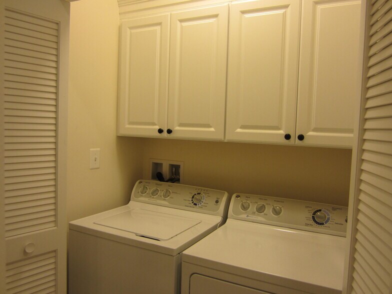 Laundry - 987 Brechin Lane