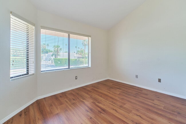 Building Photo - 401 E Vista Chino