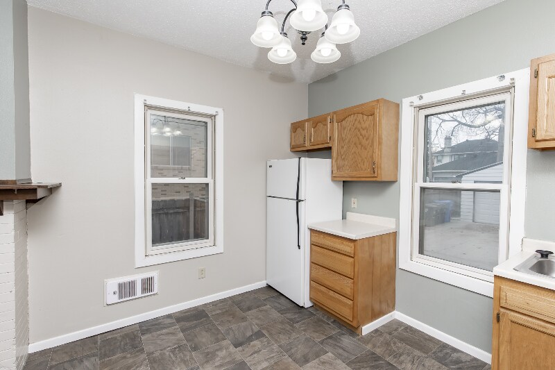 Building Photo - 344 6th Ave S