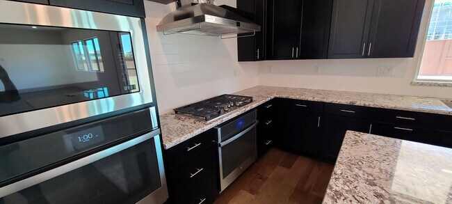 Building Photo - Stunning home with luxurious wood floor and beautiful spacious yard