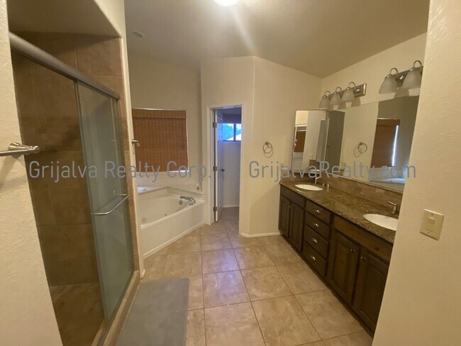 Building Photo - Amazing 5 BD, 3 BA House + Pool! This Oro ...