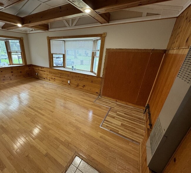 Building Photo - Lovely Ranch house available