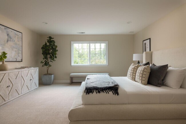 Building Photo - 10 Meadow Ln