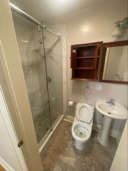 En suite bathroom - 3925 W Altgeld St